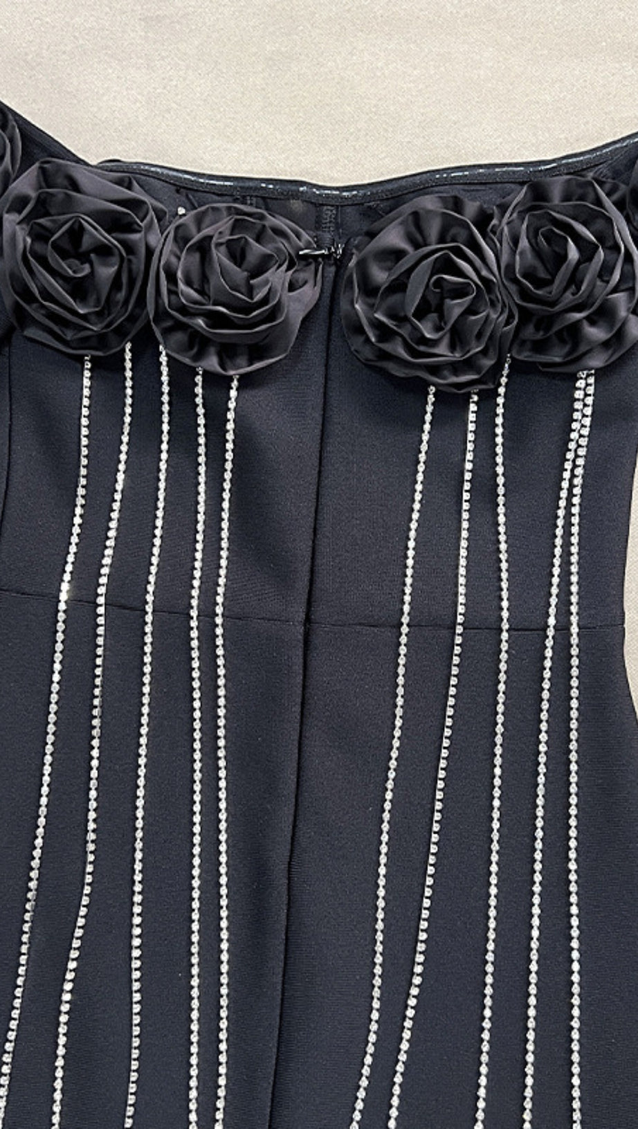 Schulterfreies Kleid mit Blumenbesatz und Strassverzierung in Schwarz