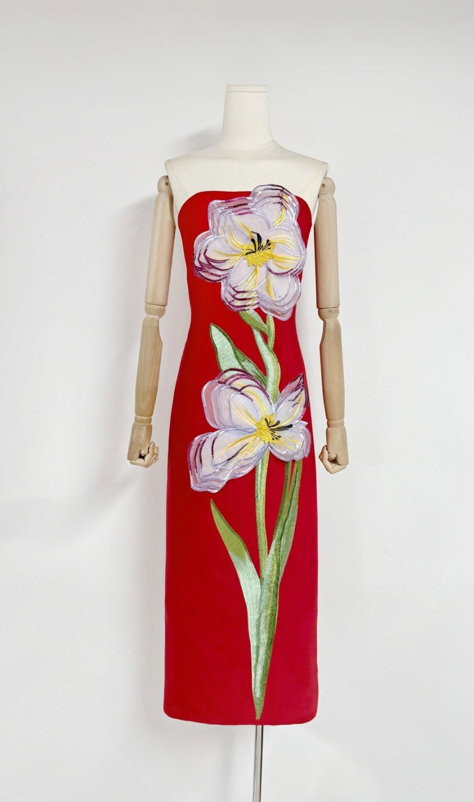 Suzanne – Bustier-Maxikleid mit Blumenapplikation in Rot