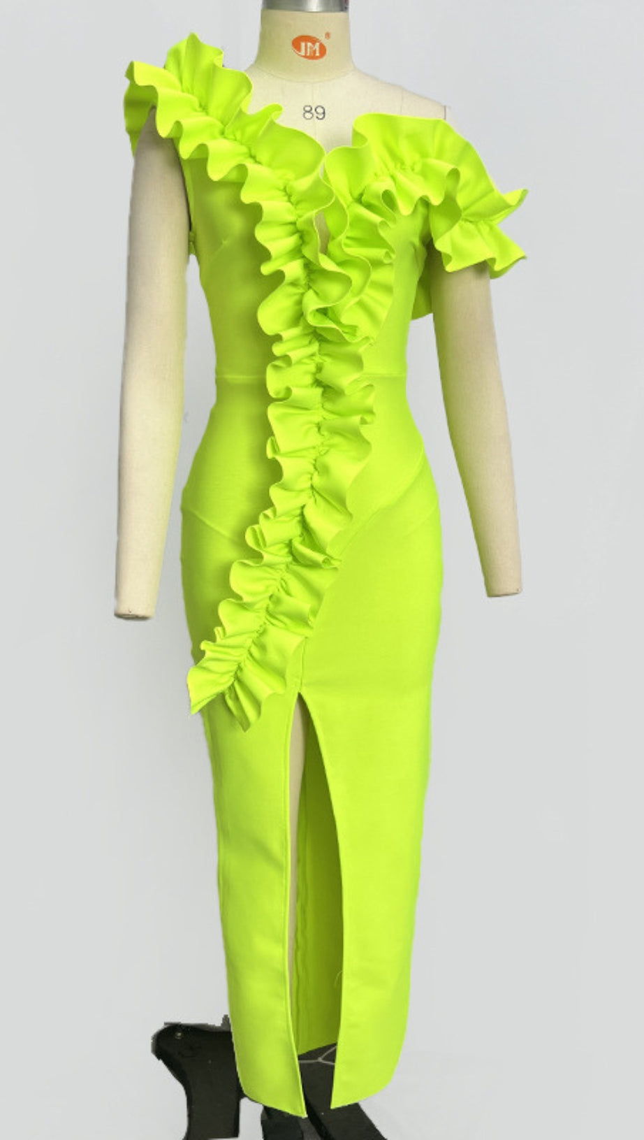 Gelbes Midikleid mit One-Shoulder-Träger, Rüschenbesatz und Schlitz