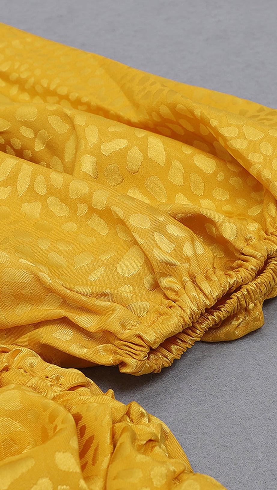 ABITO BIANCO CON SPALLE SCOPERTE E APERTURA A CHIAVE