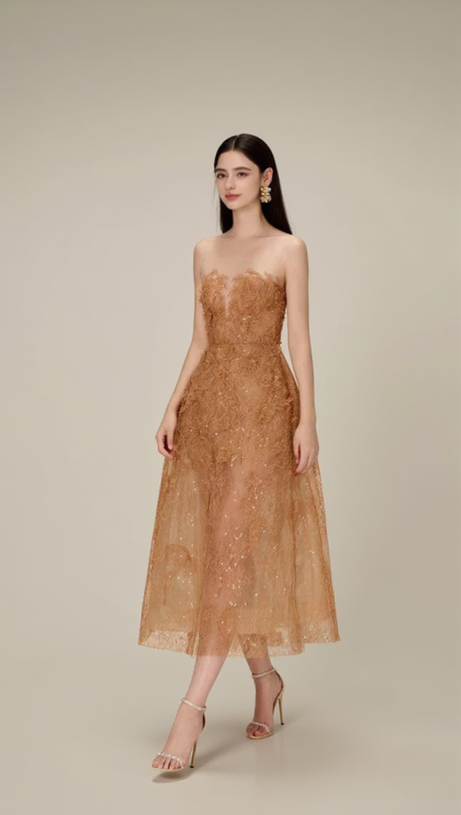 Karamellfarbenes Midikleid mit Blumenspitze und Stickerei