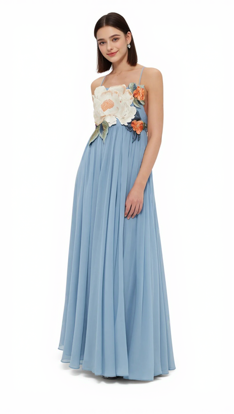 Joanne – Maxikleid mit Blumenapplikation in Puderblau