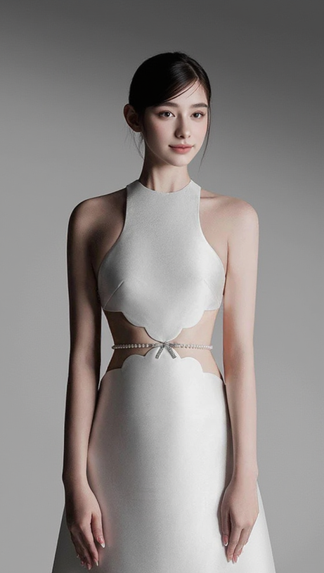 Anila – Midikleid mit Perlenkettenverzierung in Aprikose