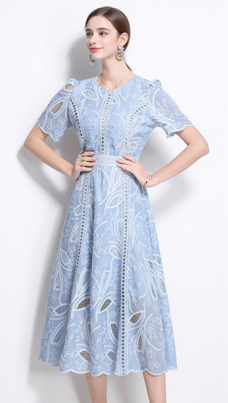 Dana – Blaues Midikleid aus Spitze mit Hohlstickerei
