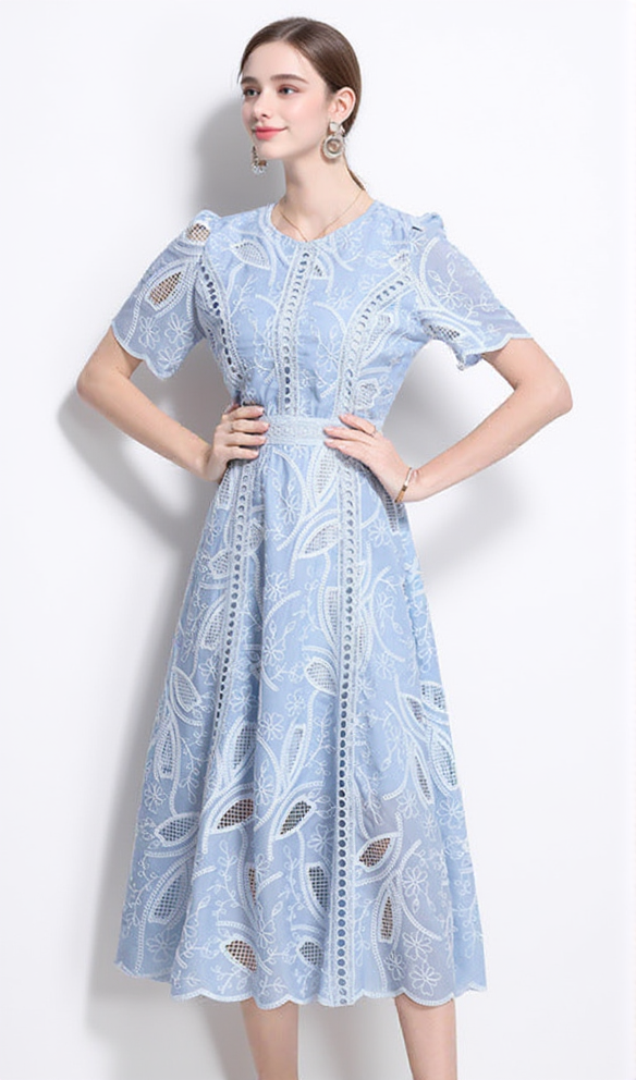 Dana – Blaues Midikleid aus Spitze mit Hohlstickerei