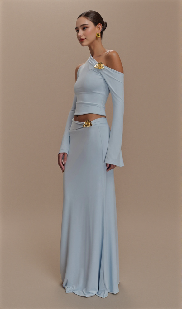 Blauer Anzug mit schrägem Kragen und hoher Taille und schmalem, langem Rock 