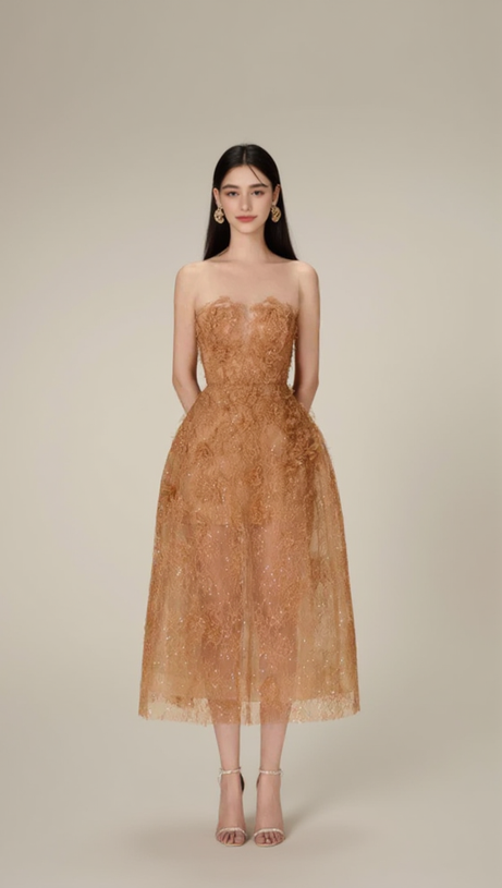 Karamellfarbenes Midikleid mit Blumenspitze und Stickerei