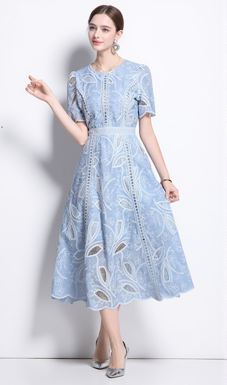 Dana – Blaues Midikleid aus Spitze mit Hohlstickerei