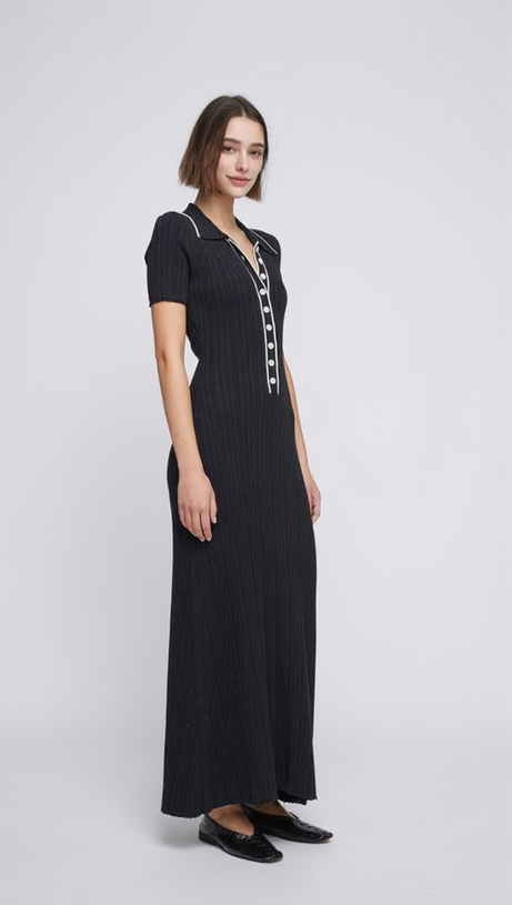 Schlichtes schwarzes Maxikleid aus Strick mit halber Knopfleiste und Revers