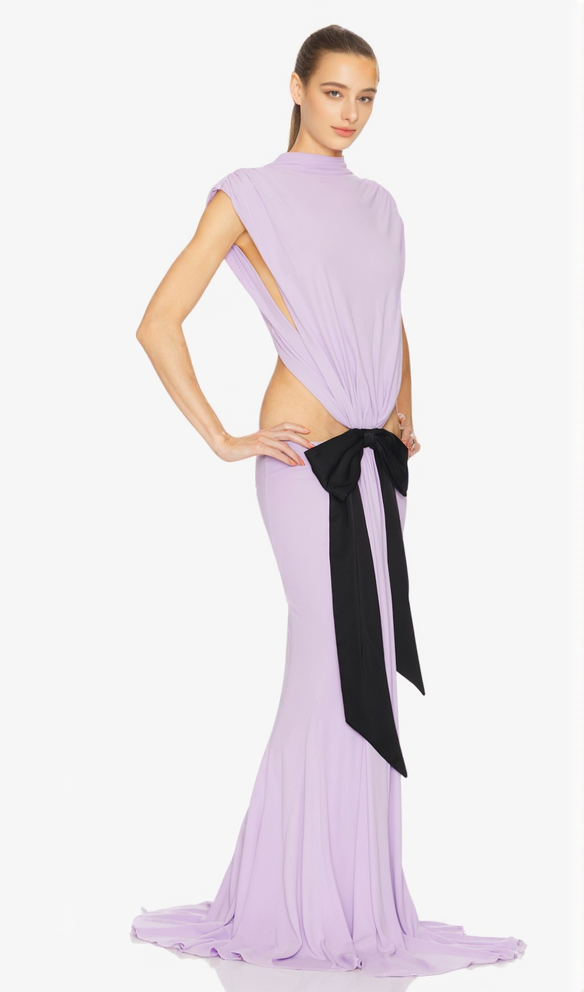 Bernice – Rückenfreies Maxikleid mit Schleifenaufnäher in Lila
