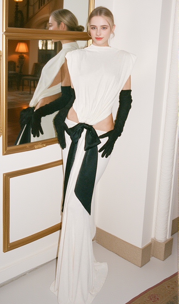 Bernice – Rückenfreies Maxikleid mit Schleifenaufnäher in Weiß