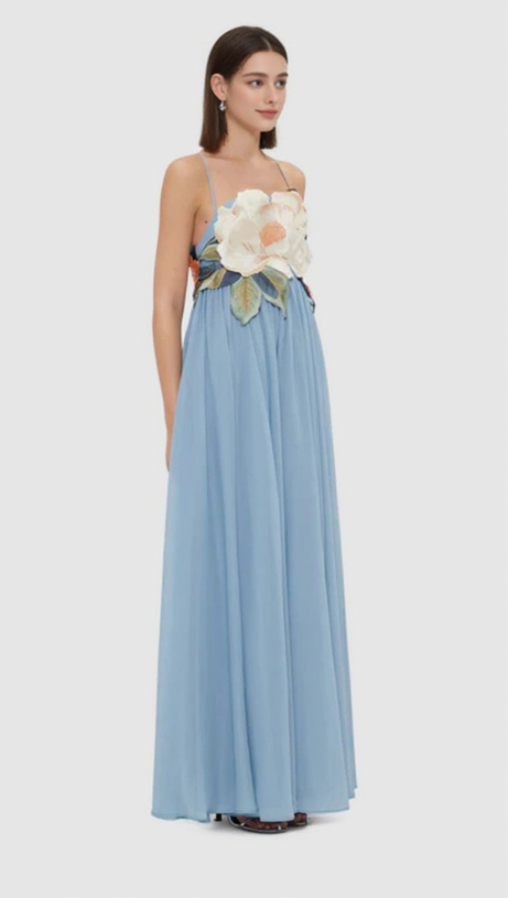 Joanne – Maxikleid mit Blumenapplikation in Puderblau