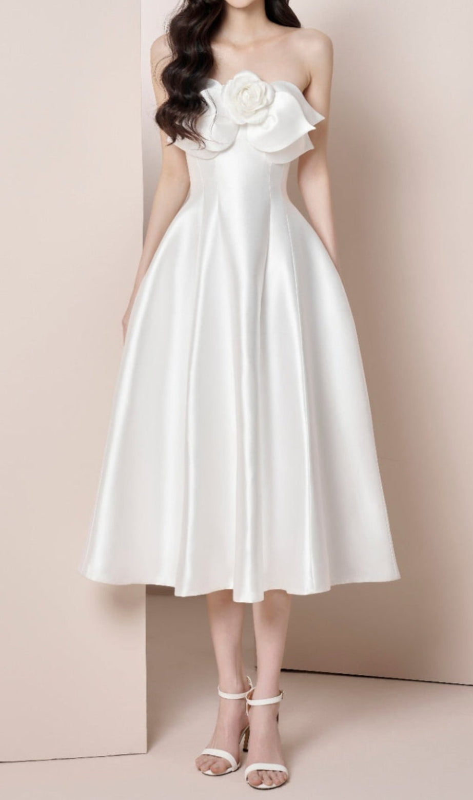 abito midi senza spalline in raso con fiori 3D mignon bianco
