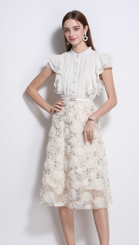 Doris – Midikleid mit Blumenverzierung und Rüschenärmeln in Aprikose