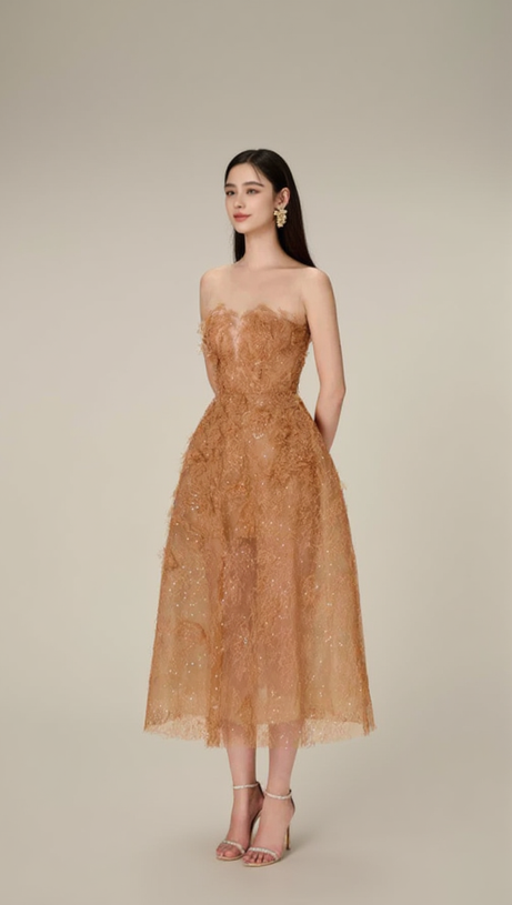 Karamellfarbenes Midikleid mit Blumenspitze und Stickerei