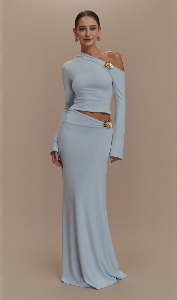 Blauer Anzug mit schrägem Kragen und hoher Taille und schmalem, langem Rock 