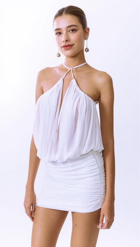 Cheryl – Gerüschtes Neckholder-Minikleid in Weiß mit figurbetontem Schnitt
