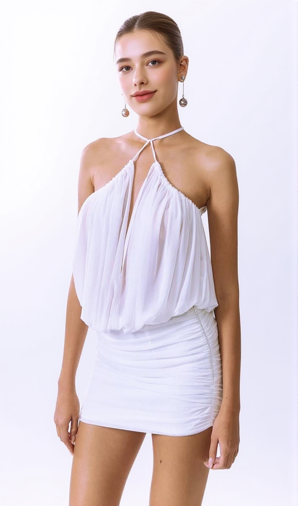 Cheryl – Gerüschtes Neckholder-Minikleid in Weiß mit figurbetontem Schnitt