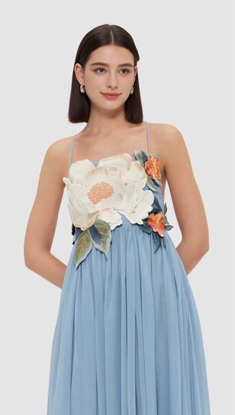 Joanne – Maxikleid mit Blumenapplikation in Puderblau