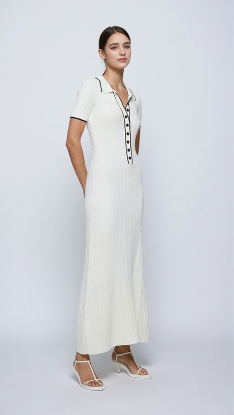 Schlichtes weißes Maxikleid aus Strick mit halber Knopfleiste und Revers