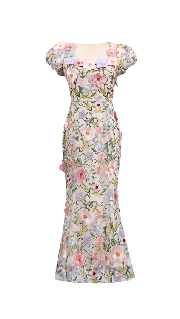 Nydia mehrfarbiges Maxikleid mit quadratischem Kragen und 3D-Blumenstickerei 
