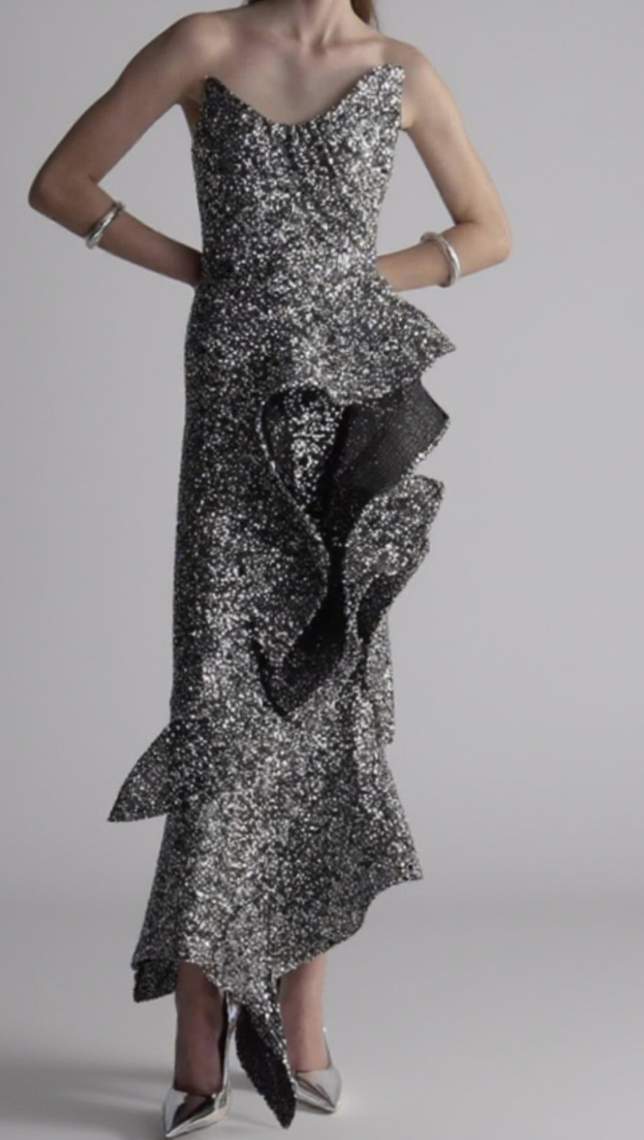 ABITO IN CREPE ASIMMETRICO CON PAILLETTES E VOLANT IN ARGENTO