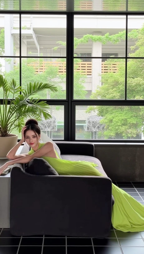 Alyssa plissiertes grasgrünes Maxikleid