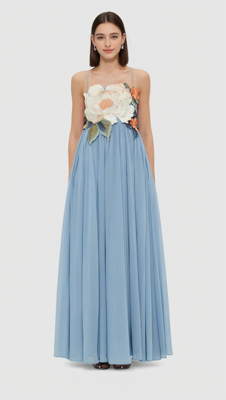 Joanne – Maxikleid mit Blumenapplikation in Puderblau