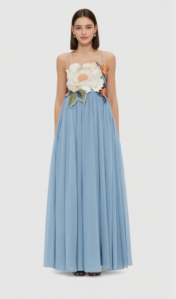 Joanne – Maxikleid mit Blumenapplikation in Puderblau