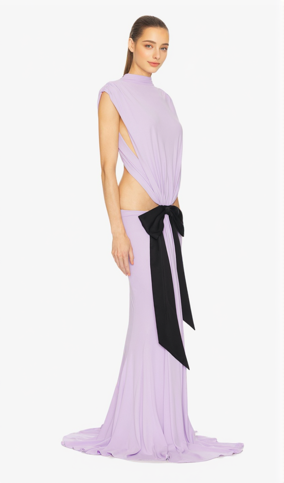 Bernice – Rückenfreies Maxikleid mit Schleifenaufnäher in Lila