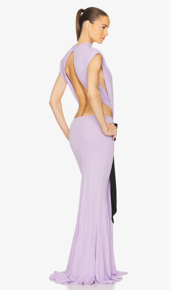 Bernice – Rückenfreies Maxikleid mit Schleifenaufnäher in Lila