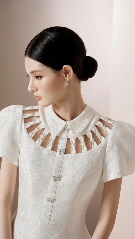 EARTHA WEISSES, GESCHWOLLENES MINIKLEID AUS BROKAT