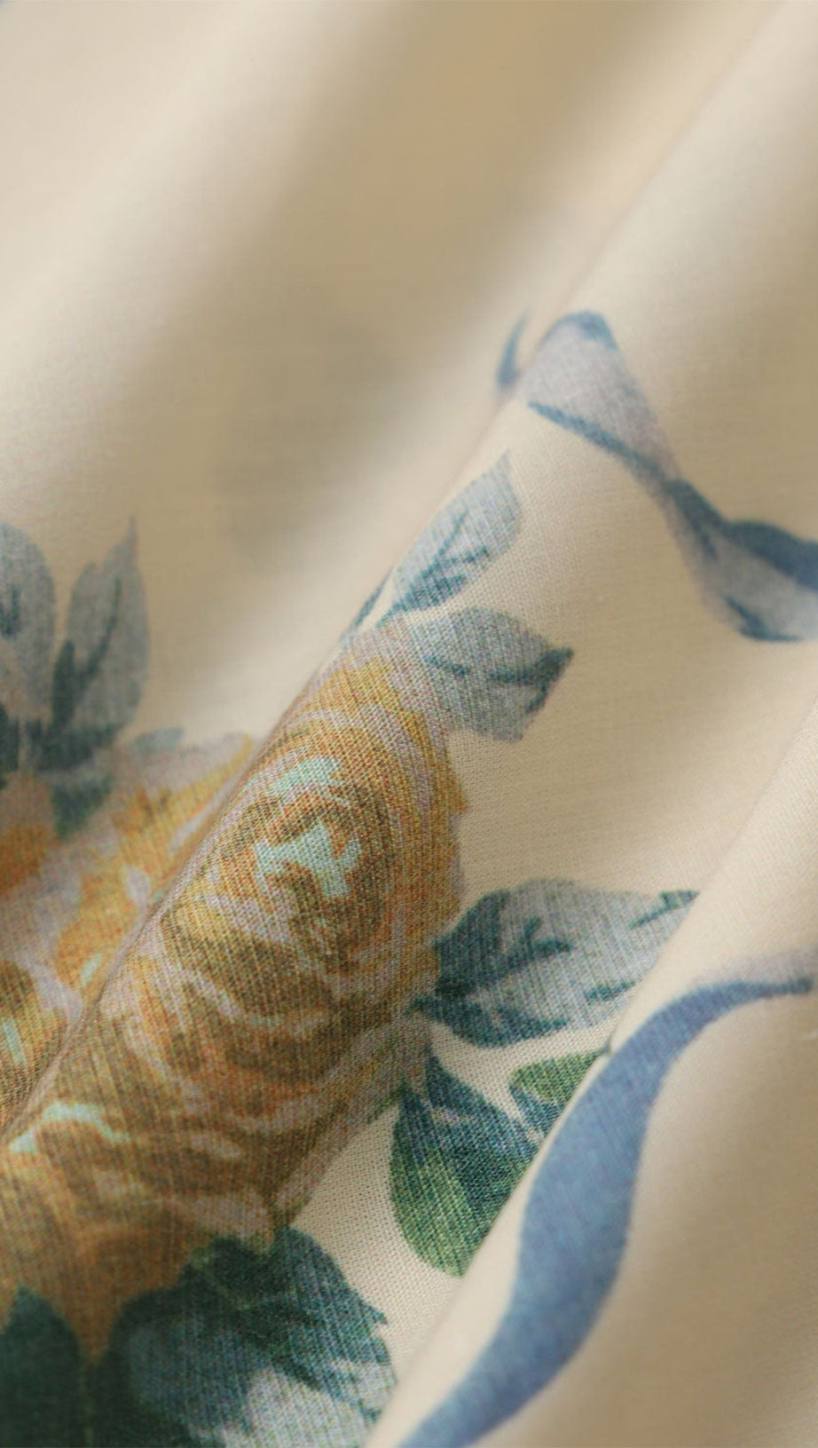 Deirdre – Gelbes Midikleid mit tiefem V-Ausschnitt und Blumenmuster